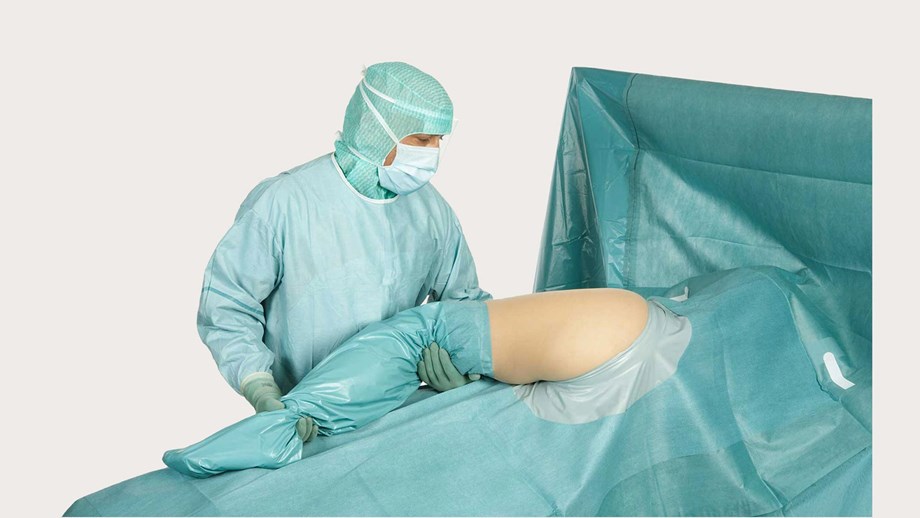хирург, использующий ортопедическую простыню BARRIER 