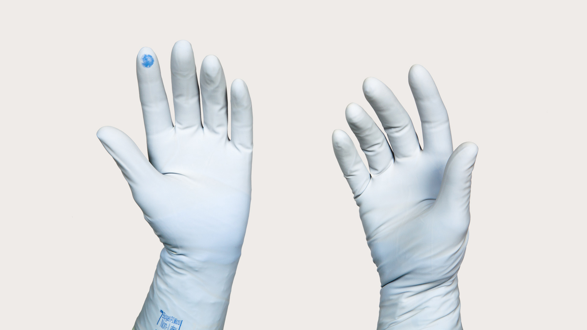 руки в перчатках с Cистемой индикации проколов Biogel