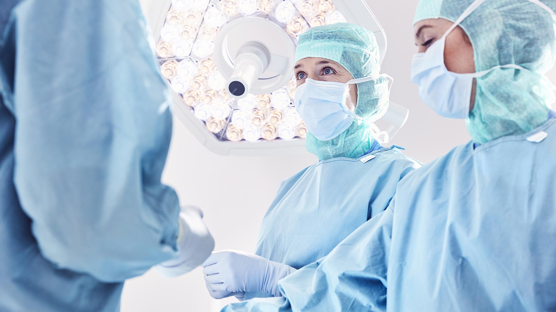 Женщины-врачи в операционной